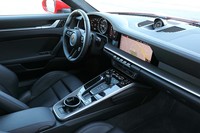 新デザインのステアリングホイールは360mmサイズ。最新のインフォテインメントシステム「ポルシェ・コミュニケーション・マネージメントシステム(PCM)」を標準装備している。それをコントロールするダッシュボード中央に設置されたタッチスクリーンは、ワイドな10.9インチサイズとなる。
