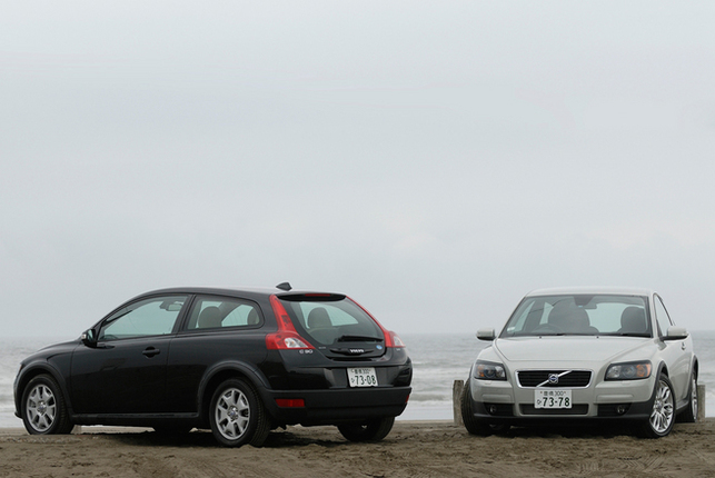 【スペック】2.4i Aktiv(写真左):全長×全幅×全高=4250×1780×1430mm/ホイールベース=2640mm/車重=1430kg/駆動方式=FF/2.4リッター直5DOHC20バルブ(170ps/6000rpm、23.5kgm/4400rpm)/価格=285万(テスト車=355万7000円/チルトアップ機能付電動ガラスサンルーフ=17万2000円、本革シート=30万円/デラックス・パッケージ=23万5000円)