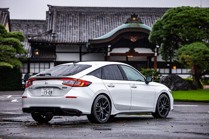 「シビックRS」の車両本体価格は419万8700円。同499万7300円の「シビック タイプR」に対して約80万円安価に設定されている。RSの購買層は20代の若者が中心で、タイプRは40~50代の中高年が中心になっているという。