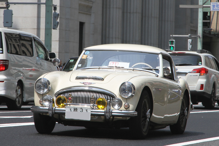 「練3」のシングルナンバーの付いた1962年「オースチン・ヒーレー3000MkII」。1953年に「オースチン・ヒーレー100」としてデビューした通称ビッグ・ヒーレーの発展型で、2.9リッター直6 OHVエンジンを搭載。