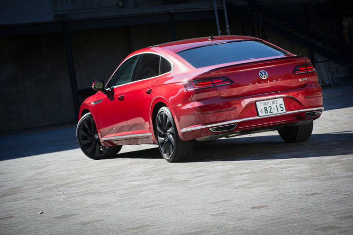 本国仕様にはベーシックな「エレガンス」も用意されているが、日本仕様の設定はスポーティーな「Rライン」のみ。ベーシックな「Rライン4MOTION」と、上級グレード「Rライン4MOTIONアドバンス」の2モデルがラインナップされる。