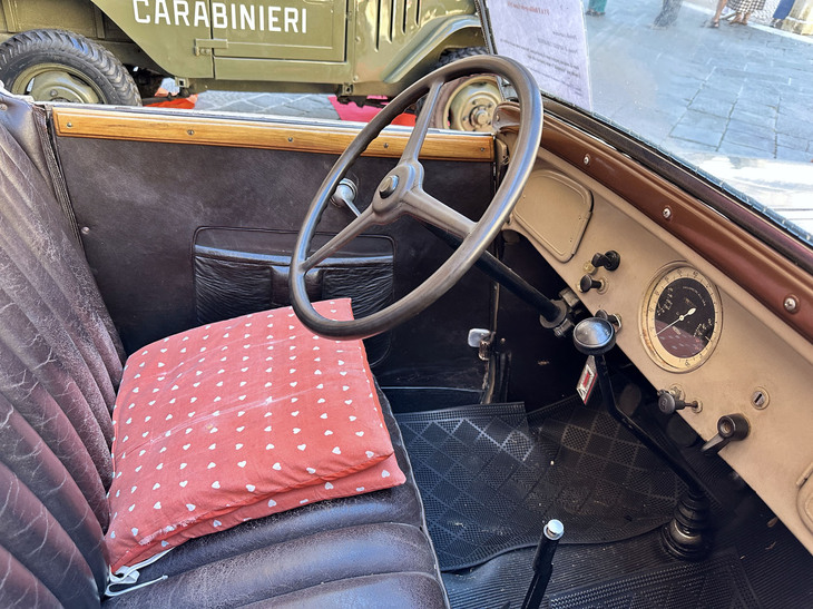 その運転席。メーターは120km/h超まで切られている。