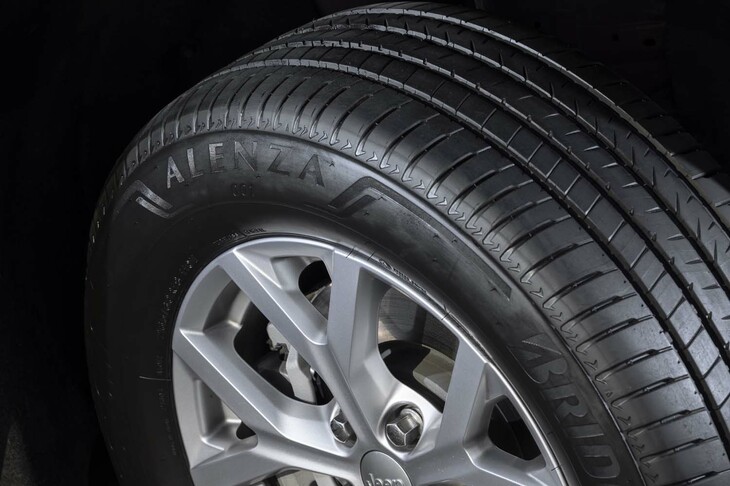 「アレンザLX100」と同様、「アレンザ001」もその構造にはSUV専用設計が盛り込まれている。骨格部を、ベルト補強材やベルト端補強材などを用いた重構造とすることで剛性を高め、SUVの重い車重をしっかり支えているのだ。