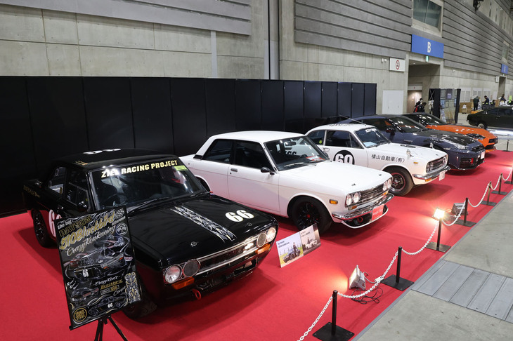 特別展示車両。左からクレイジーケンバンドの横山 剣さんがクラシックカーレースで駆っている「ダットサン・ブルーバード1800SSSクーペ」(KH510)、同じく剣さんが所有する北米仕様の「ダットサン1600 2ドアセダン」(PL510)、プリンスガレージかとり所有の「いすゞ・ベレット1600GT」、そして日産自動車提供の最新の「GT-R」(R35)と「フェアレディZ」(RZ34)。