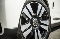 足まわりは、自動レベリング機能付きのエアサスペンションとなる。オフロード走行時の衝撃を和らげるべく、既存のメカニズムに大型のエアストラットが追加されている。