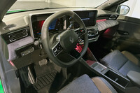 ステアリングホイールやレバー類など、各部には既存のルノー車の部品が巧みに流用されている。