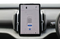 回生ブレーキの利き方を「OFF」「低」「高」の3段階から、クリープについてはその有無を選択可能。いずれもセンターディスプレイのタッチ操作で設定できる。