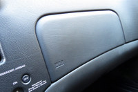 ワタナベ女史がグローブボックスと勘違いしたエアバッグ。ちゃんと「SRS AIRBAG」と書いてありますがな。
