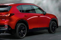 新型「CX-5」のサイドを見ると、ショルダーラインが前後に通る、一般的なデザインとなっている。その下の面のウネりも、既存のマツダ車と比べれば抑制されている。