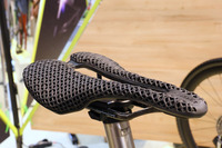 パッソーニのグラベルバイクに装着された、セライタリア製サドル。サイクリストが時間経過とともに座る位置が変化するのを緻密に測定し、3Dプリンターで製作している。