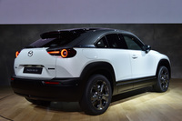 「マツダMX-30」のリアビュー。