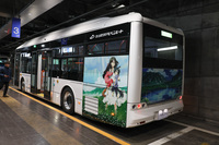 この車両には映画『おおかみこどもの雨と雪』のラッピングが施されるが、立山黒部の絶景が描かれる車両もある。