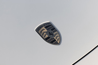 派手なエアロデバイスなどで差異化を図っている他のモデルと比べると、「マカン」の「ターボ」モデルの意匠は控えめ。それでも「Turbo」ロゴや専用のエンブレムなどで、それと分かるようになっている。