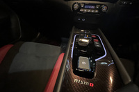 「オーラNISMO」には3つのドライブモードが設定されている。「エコ」「ノーマル」に加え、「NISMO」がこのモデル専用となる。エコでも基準車のスポーツモードに相当する走りが味わえる。赤いスタート/ストップスイッチもNISMO専用だ。