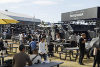 「DESTINATION DEFENDER TOKYO 2024」の「FUN FIELD」エリア。ステージではさまざまなライブプログラムが行われた。