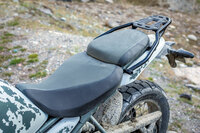 シート高はスタンダード仕様が825mm、ローシート仕様が805mm。両仕様ともにアジャスト機構付きで、シート高を20mm高められる。