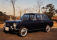 1966年に発売された初代「サニー」(B10)。シンプルでクリーンな直線基調のデザインは、1960年代後半の日産車の多くに共通する傾向といえる。
