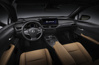 大型化されたセンターディスプレイが目を引く改良型「レクサスUX」のインテリア。写真は「ヘーゼル」と呼ばれるインテリアカラー。