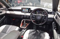 水平基調のインストゥルメントパネルが印象的なインテリア。視界のよさや各スイッチ類の操作性に配慮してデザインされている。