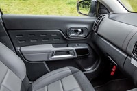 一部にシート表皮と同じ本革素材が用いられたドアのアームレストには、エクステリアで使用されているエアバンプをモチーフとした形状が、アシストグリップとして違和感なく組み込まれている。