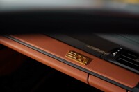 助手席前方には、シリアルナンバー入りの「911」ロゴを装着。特別なモデルであることがアピールされる。