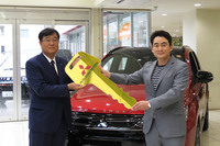 納車式には三菱自動車の益子 修社長も登場。野口氏に「アウトランダーPHEV」のキーを手渡した。