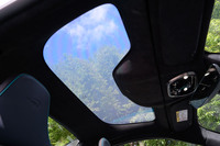 リトラクタブルハードトップはガラスサンルーフ付き。タッチスイッチでクリアにしたり曇りガラスにしたりできる。