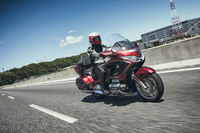 足まわりでは、フロントに採用されたダブルウイッシュボーンサスペンションが大きな特徴。加減速や路面ギャップによるショックの少ない、滑らかな乗り心地を実現している。