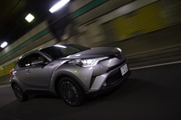 ハイブリッドの上級グレード「G」。LED式のヘッドランプは上級グレードのみにオプションで用意される。