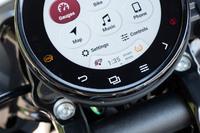 スクリーン左下のアイコンに注目。「FTR」をはじめ、インディアンの最新モデルには気筒休止機構が採用されており、条件がそろうとアイドリング中に片バンクのシリンダーを休止。エンジンの放熱を和らげてくれる。