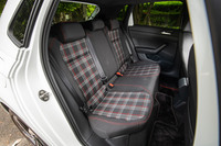 3人掛けのリアシートには、60:40の分割可倒機構が備わる。