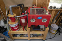 驚かされたのは2柱式の油圧リフトだけでなく、このサンドブラスト。これを個人で持つ人は珍しい。久我さんのクルマとの関わりの深さと愛を感じるところだ。