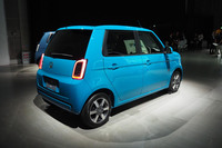 新色の「チアフルグリーン」をまとった「N-ONE e:」。リアウィンドウを含めたテールゲートやリアバンパーも、同車の専用デザインとなる。