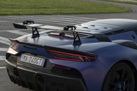 リアには「GT2」を思わせるカーボン製の大型スポイラーが備わる。空力の設定は手動にて変更可能。