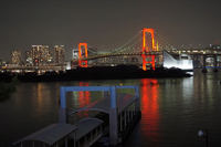 東京アラートが発動され、レインボーブリッジは、警戒を呼びかける赤色にライトアップされた。