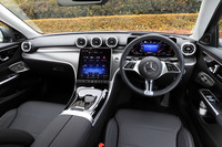 内外装はともに現行型「Sクラス」に通じる意匠。インストゥルメントパネルまわりは、センターコンソールとダッシュボードが一体となったデザインと、巨大な11.9インチのモニターが目を引く。