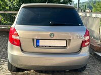 ハンガリー登録の「シュコダ・ファビア」。プレートのフレームに記された「PORSCHE」の文字でわかるように、オーストリアや東欧諸国の一部におけるフォルクスワーゲン系の販売網は、ポルシェ・ファミリーのもうひとつのビジネスである。