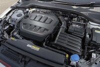 2リッター直4直噴ターボエンジンのアウトプットは、最高出力は発生回転数をやや高回転域に絞り(5000-6500rpm→5250-6500rpm)、ピーク値を従来比+20PSの265PSに向上。トルクについては、従来型より200rpm高い4500rpmまでピークトルクを発生し続けるようになった。