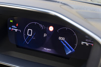 メーターパネルは3D表示式。プジョー独自のドライビングポジションも相まって、未来感のあるコックピットだ。