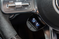 ステアリングホイールに備わるボタン式のスイッチには、ESPのオン/オフや、ダンパーの減衰力調整、排気音の調整などの中から、ドライバーがよく使う機能を任意で2つ設定することができる。