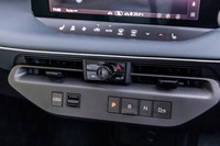 センターパネルにあるシフトスイッチは、「G」グレードでは前進が「D」となるのに対して、「X」グレードでは「D/B」に変更されている。