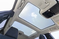 床下に駆動用バッテリーを積む電気自動車は床面が高くなるため、オプションのパノラマルーフはサンシェードを廃止してヘッドクリアランスを稼いでいる。