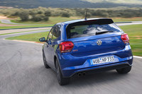 コーナリング時のアンダーステアを抑制するため、「ポロGTI」には電子制御ディファレンシャルロックが標準装備される。
