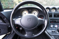 なんともやわらかいデザインが時代を感じさせる、「バイパー」のステアリングホイール。キツいキックバックなどはないのだが、路面の凹凸や傾斜に進路を持っていかれやすいクルマではある。