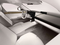 物理的なスイッチがほとんど見当たらない、シンプルなデザインのインテリア。ダッシュボードの奥には、フロントウィンドウの幅いっぱいに「パノラミックサウンドバー」がレイアウトされている。