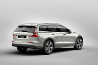 「ボルボV60クロスカントリー」は、ミドルクラスワゴン「V60」をベースに悪路走破性能を向上させたクロスオーバーモデル。2019年3月に日本での販売が開始された。