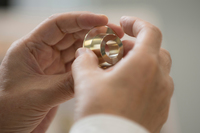 リジカラはこれほど小さく軽い。柔らかい素材なので、ボルトを締めていくと変形する