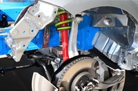 足まわりは、ボディーの微小な動きに対しても減衰力を発生させる新ショックアブソーバーを採用。フロントのアッパーアームやコイルスプリングを軽量化するなどして、乗り心地や舵の利きも改善されている。