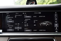 12.3インチのタッチスクリーンでは、写真のように車両の細かな設定をすることができる。もちろん、通常時はナビ画面として利用可能。