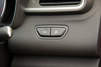 「カジャー」には、ライバル車に見られるような複雑なドライブモードセレクト機構はなく、省燃費走行を手助けする「ECOモード」が用意されるのみとなっている。